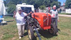 Nolli y Joseph vuelan este fin de semana a Suiza y dejar�n temporalmente el tractor y la caravana en el c�mping de Gandar�o
