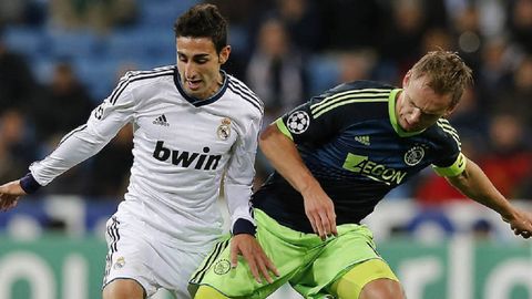 Jos Rodriguez pugna por un baln en un Real Madrid-Ajax