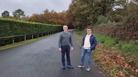 O tenente de alcalde, Jos� Portela, e o concelleiro de Deportes, Manuel Di�guez, na estrada de acceso � area de Medela