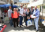 Vicente Parra (primero por la derecha), este domingo con dirigentes del PSOE entre los puestos de la feria en Quiroga