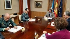 El delagado del Gobierno en Galicia, Jos� Mi�ones, firmando la activaci�n del plan de seguridad.