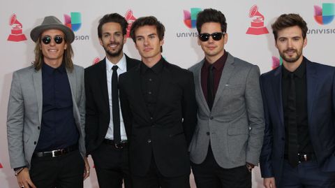 El grupo Dvicio, con Ceballos en el centro, al llegar a la gala