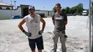 Guillermo y Carlos trabajaban ayer en pleno medioda: Se lleva como se puede.