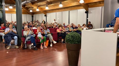 La asamblea de la plataforma sanitaria de Valdeorras llenó el multiusos de O Barco.
