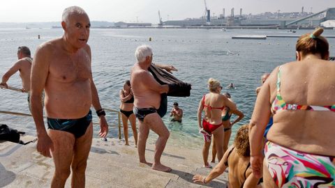 Bañistas en O Parrote, en A Coruña.