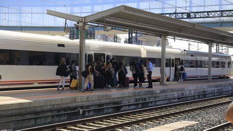 Pasajeros subiendo al tren en la estacin de Santiago la semana pasada