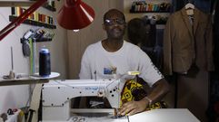 El sastre Ousseynou Gueye mont� su propio negocio en Ourense
