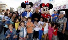 Elich y dos personajes, con un grupo de espectadores antes de la funci�n de ayer.