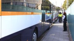 Autobuses de la empresa Monbus, en el exterior del CEIP Vilaverde de Mourente, en Pontevedra