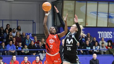 La ensinista Imani Tate lanza a canasta presiona por la jugadora local Carla Osma