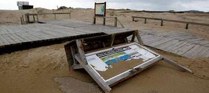 <span lang= es-es >Las dunas invaden la playa de A Lanzada</span>. El desplazamiento de la arena ha tapado los accesos en buena parte de la playa. Adem�s, los sucesivos temporales han da�ado tambi�n parte del paseo y hecho desaparecer escaleras y torres de vigilancia.