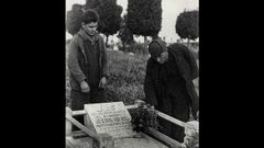 Dos soldados republicanos ponen flores en 1937 en la tumba del periodista Luis Hign y Rosell, Sirval, asesinado en Oviedo tres aos antes