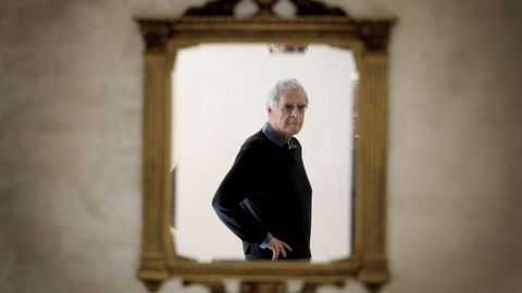 En el espejo. El escritor estadounidense Charles Simic (Belgrado, 1938), reflejado en un espejo en un retrato realizado en C�rdoba el 10 de abril del 2011 con motivo de su participaci�n en el festival Cosmopo�tica.