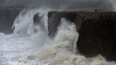 Olas de gran tama�o rompen contra la costa de Pr�a en el concejo de Llanes. ARCHIVO