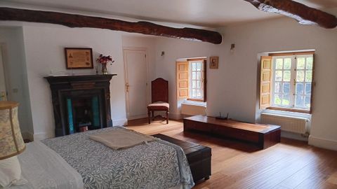 Interior de una de las habitaciones, con vestidor y ba�o, como las otras seis