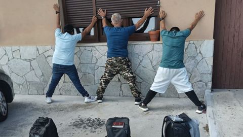 Los tres colombianos detenidos, en el momento de ser interceptados por la Policía Local de A Pobra.