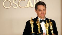 El director Sean Baker posa con sus cuatro óscar: mejor película, mejor director, mejor montaje y mejor guion original 
