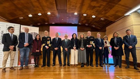 Avelino Llago respaldado por autoridades durante la presentaci�n de la c�tedra.