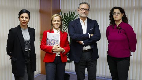 De izquierda a derecha, Patricia Pazos, facultativa especialista en Obstetricia y Ginecologa del Hospital lvaro Cunqueiro de Vigo; Patricia Pazos, subdirectora xeral de Atencin Primaria; Lorenzo Armenteros, mdico de familia en el centro de salud Illas Canarias de Lugo; y Diana Luque, matrona del centro de salud de As Fontias, en Santiago. 