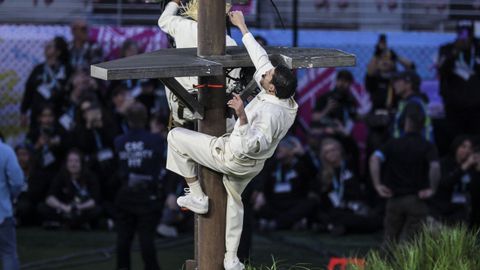 Bad Bunny, subiendo por un poste en el escenario de la Super Bowl como denuncia a los apagones que sufre Puerto Rico