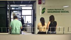 Personas esperando su turno ante una oficina de la Seguridad Social en Vigo