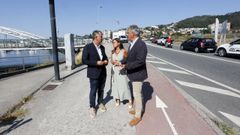 Rafa Dom�nguez, Pepa Pardo y Pedro Puy, este martes en las inmediaciones del nudo de Bomberos, en Pontevedra