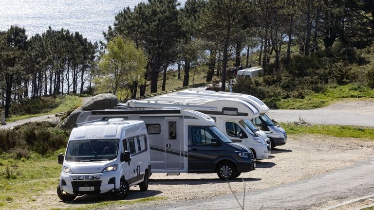 Autocaravanas estacionadas ayer en las inmediaciones de O Cabo de Fisterra, &uacute;nico municipio de la Costa da Morte en tener una ordenanza espec&iacute;fica para esta modalidad de veh&iacute;culos.