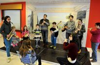 Alumnos y profesores de la escuela, en las instalaciones de la planta alta del auditorio. 
