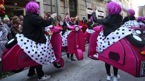 S�bado de pi�ata en Celanova.Los gruposy comparsas estuvieron muy animados, con tem�ticas variadas, como Mary Poppins, las vespas. Y el p�blico tambi�n colabor� con el  atrezzo .