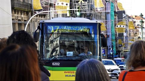 Un bus de Vitrasa, actual concesionaria, en el centro de la ciudad