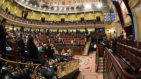 Los diputados guardan un minuto de silencio por el ex ministro de Exteriores, Fernando Mor�n -que falleci� hoy a los 93 a�os-, durante la sesi�n de control celebrada este mi�rcoles en el Congreso.