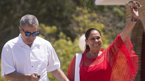 Isabel Pantoja saluda sonriente a su salida de la crcel de Alcal de Guadaira. 