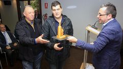 Jos� Manuel Rodr�guez, a la izquierda, junto a C�sar Enr�quez, elegido vocal y el anterior gerente del consejo regulador