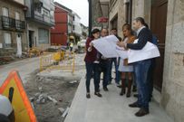 Durante su visita a Cuntis, Silva repas� algunas obras. 