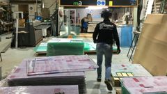 Personal de Signo Grupo Futures, este domingo por la tarde, fabricando mamparas de proteccin contra el coronavirus