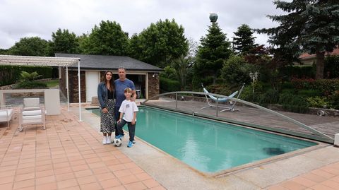 ADIÓS A LA PISCINA. Aunque para las obras del vial aún faltan muchos trámites, y descartados en principio los cambios del proyecto, a medio plazo esta piscina y su entorno serán historia. El propietario, Miguel Ángel Mira, la mostraba ayer por la tarde acompañado de su hijo.