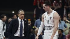 Sergio Scariolo junto a Mario Hezonja durante un partido.