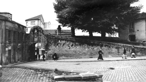 P�o XII, con la Porta de Santiago y el Pazo de Montenegro en 1972