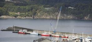 Una gr�a de 75 metros de altura fue usada para colocar los bloques.