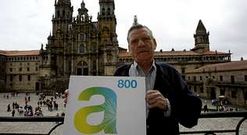 Alfonso Gonz�lez, no Obradoiro, co cartel das festas do Ap�stolo.