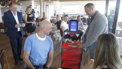 El empresario Luis Pernas coge un plato de la bandeja de uno de los robots que ya utiliza en el restaurante Mare Nostrum, en Valdovi�o