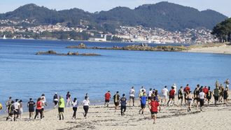 Prueba deportiva con buen tiempo en la playa viguesa de Samil este domingo 
