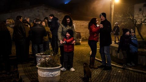 NI�OS FUMANDO EN VAL DO SALGUEIRO 