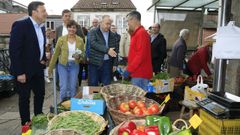 La ministra Isabel Rodr�guez, en la Praza de Abastos esta ma�ana con el� alcalde,� Xos� S�nchez Bugallo, el secretario xeral del PSdeG, Valent�n Gonz�lez Formoso, y el delegado del Gobierno en Galicia, Jos� Manuel G�mez Besteiro