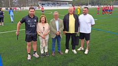 El presidente de la  AD Cartelle, Tito Ta�n, la senadora Carmen Leyte, el presidente Diputaci�n, Luis Menor, el alcalde de Cartelle, Jaime Sousa, y el concejal Lucas Hermida, en el campo de f�tbol Pau Ra�ado de Cartelle.