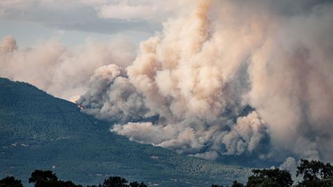El humo y las cenizas de los incendios de Madrid llegan hasta el centro de la capital