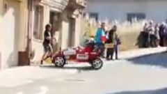 Una captura de v�deo muestra el momento del impacto de la carrilana contra el espectador que result� herido