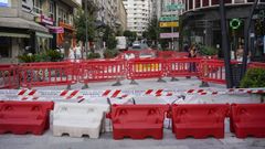 Los operarios que han estado instalando las nuevas losas de granito en la intersecci�n de Bedoya, Santo Domingo y San L�zaro ya han terminado su trabajo. La zona sigue acotada para que el pavimento se asiente bien antes de que vuelvan a circular los veh�culos sobre �l