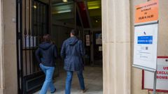 Dos ciudadanos entrando en el primer d�a de la campa�a de la renta en una de las oficicinas de la Agencia Tributaria.