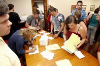 Cr�ticos de Noia recogen papeletas para votar el s�bado. 